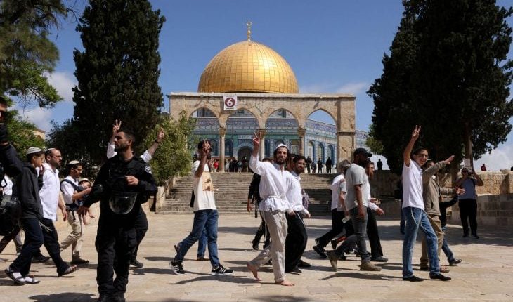 عشرات المستوطنين يقتحمون باحات المسجد الأقصى